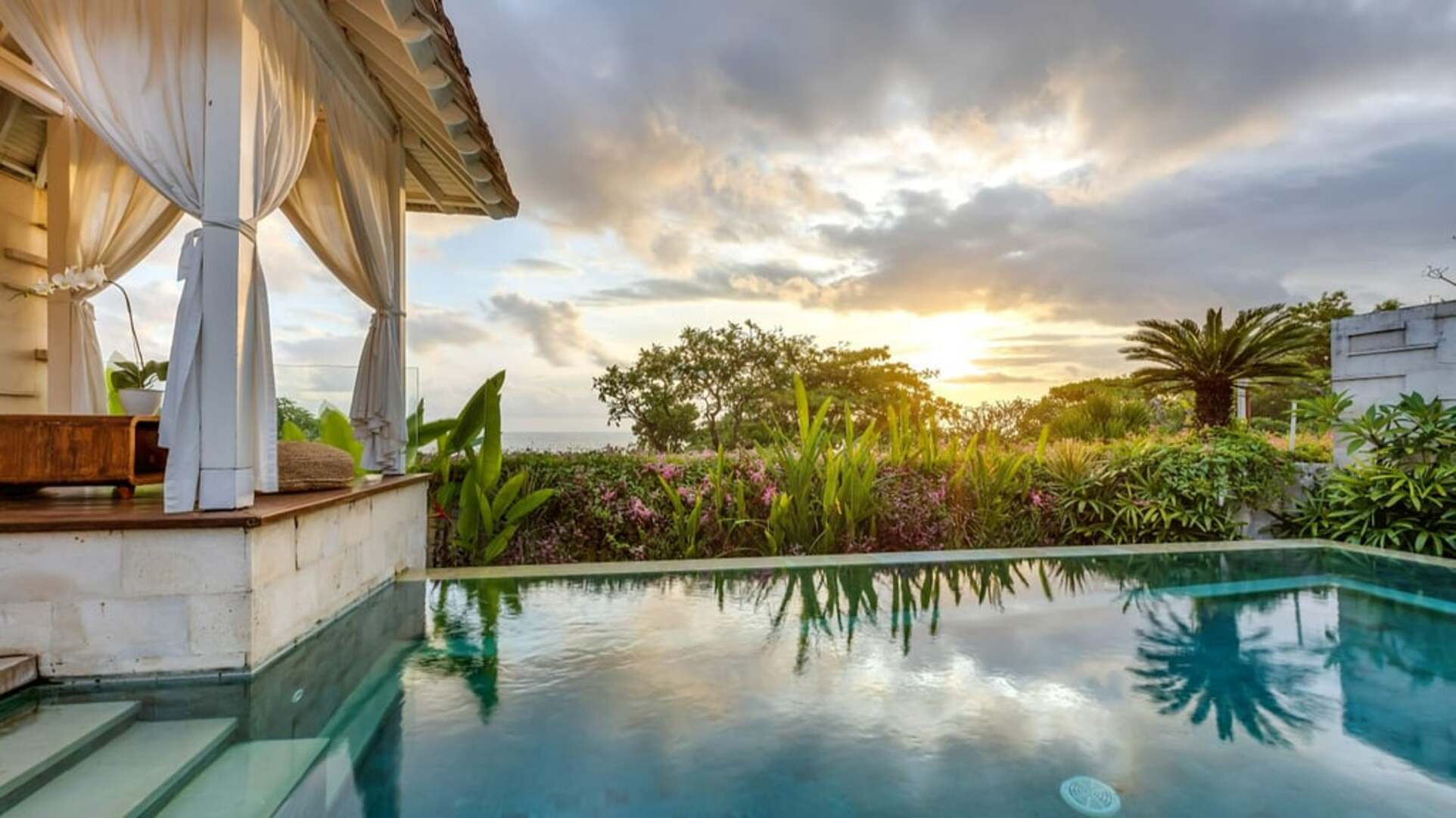 5 Star The Chand’s One – Romantic Beachfront Haven