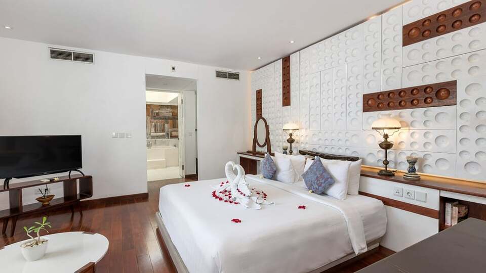 5 Star The Chand’s One – Romantic Beachfront Haven