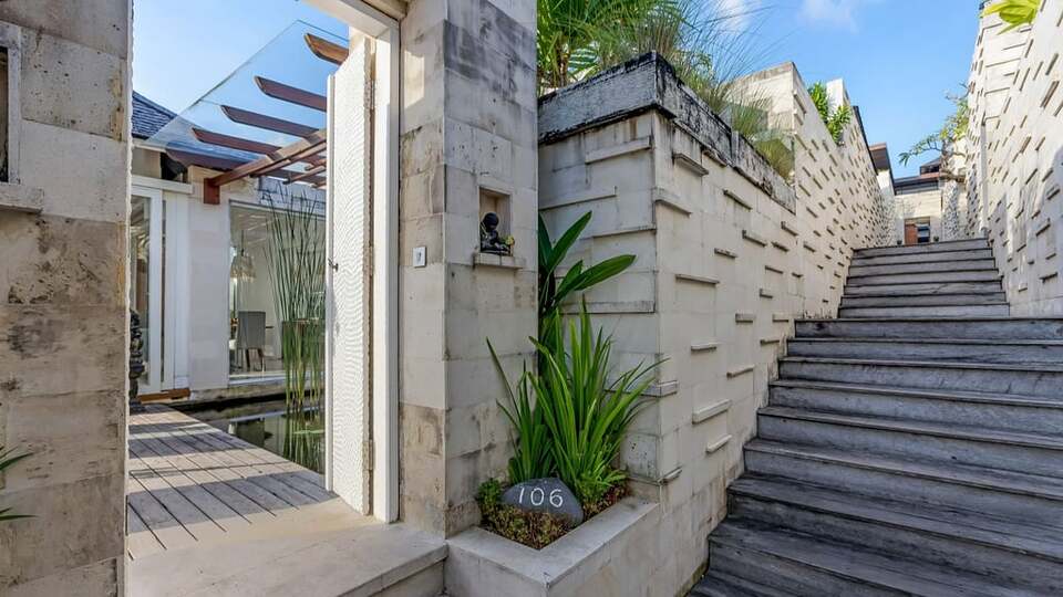 5 Star The Chand’s One – Romantic Beachfront Haven