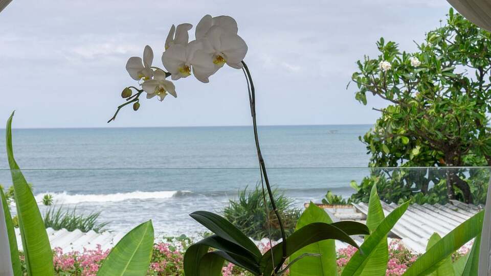 5 Star The Chand’s One – Romantic Beachfront Haven