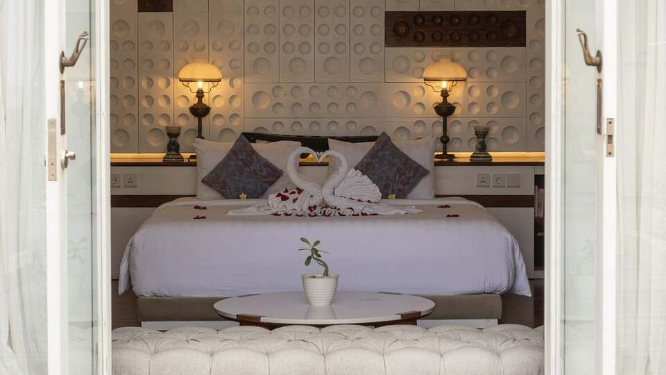 5 Star The Chand’s One – Romantic Beachfront Haven