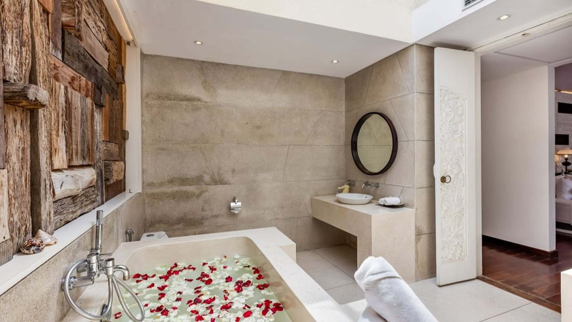 5 Star The Chand’s One – Romantic Beachfront Haven