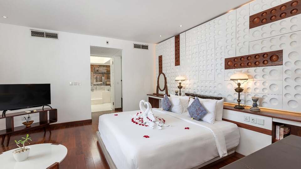 5 Star The Chand’s One – Sunset Beachfront Retreat