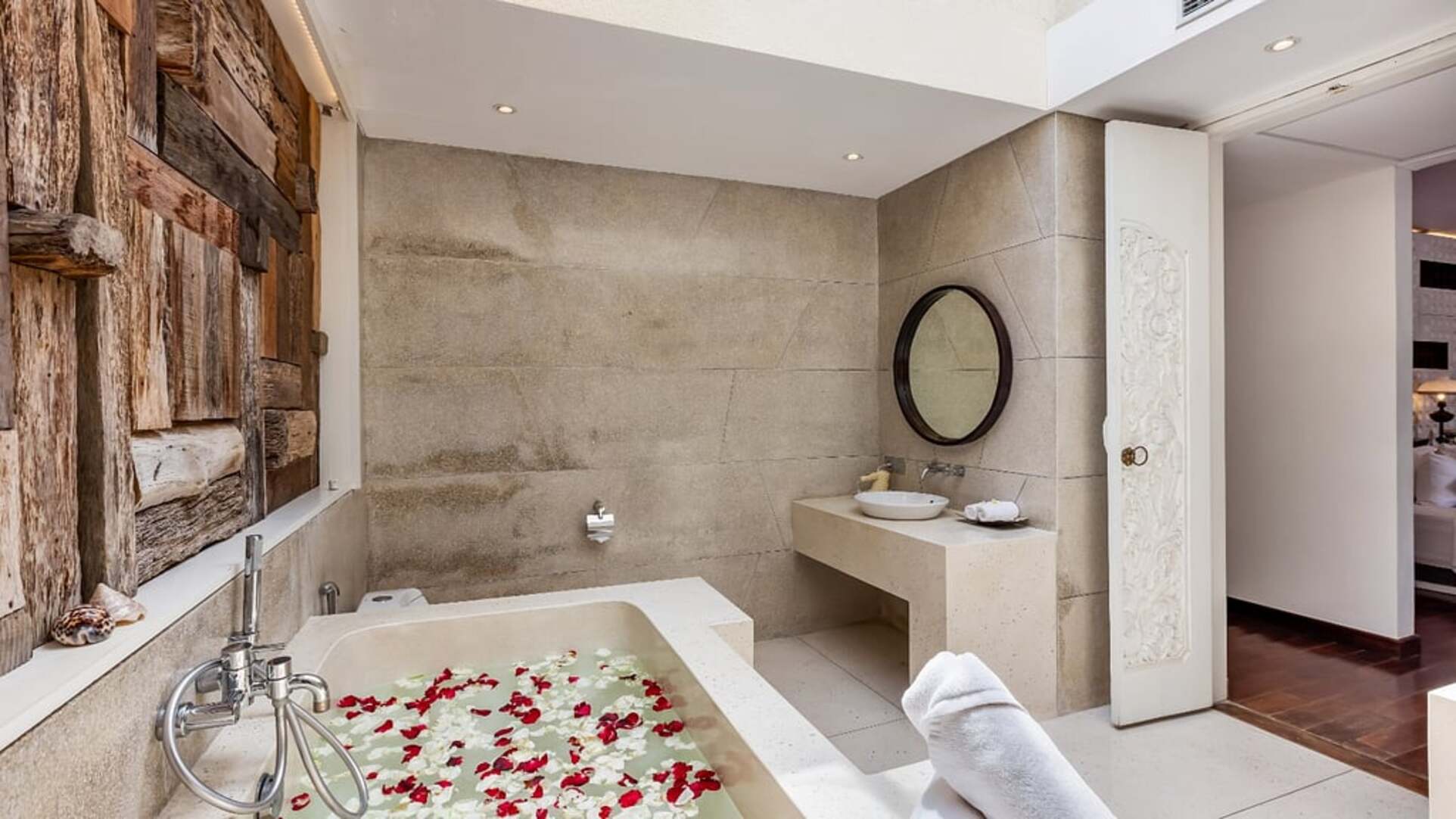 5 Star The Chand’s One – Sunset Beachfront Retreat