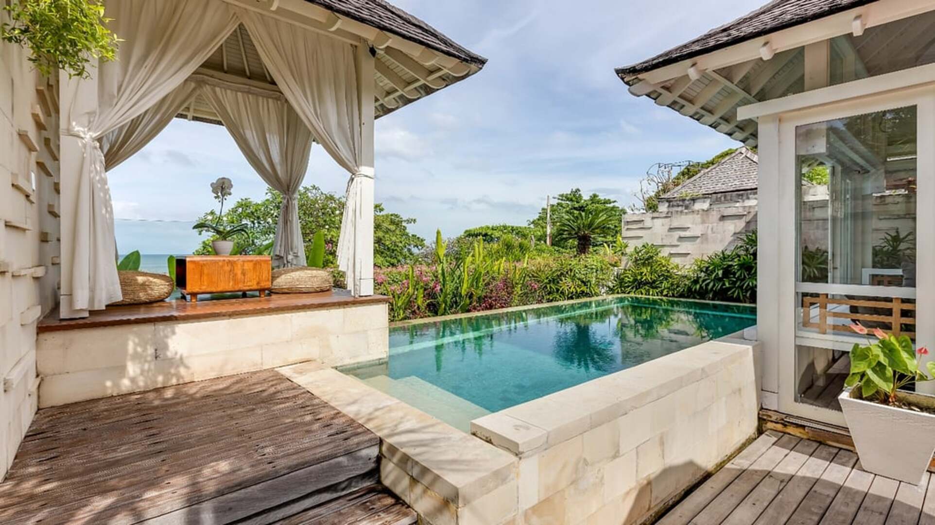 5 Star The Chand’s One – Sunset Beachfront Retreat