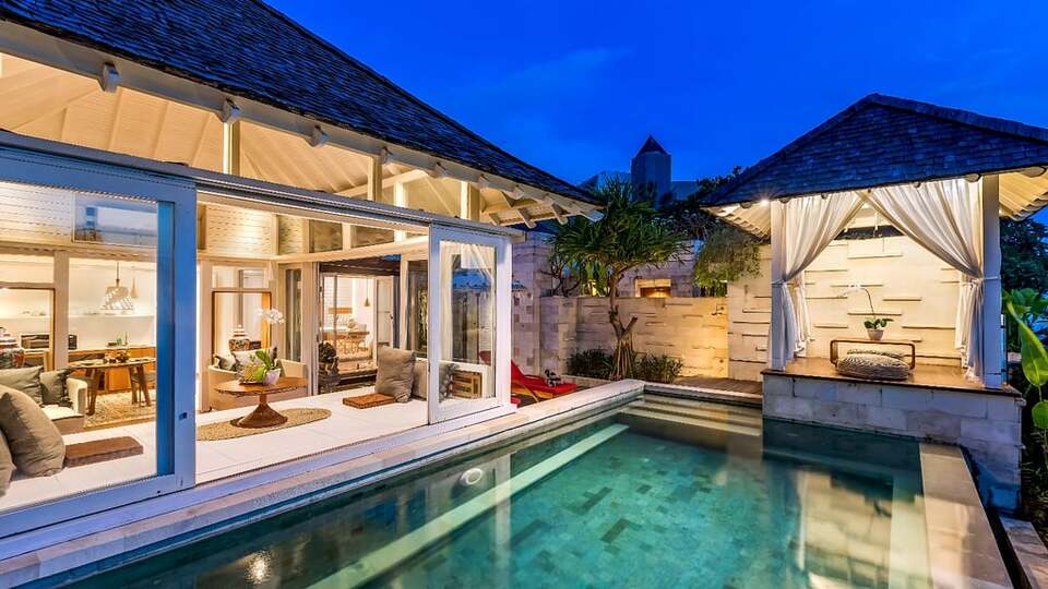 5 Star The Chand’s One – Sunset Beachfront Retreat