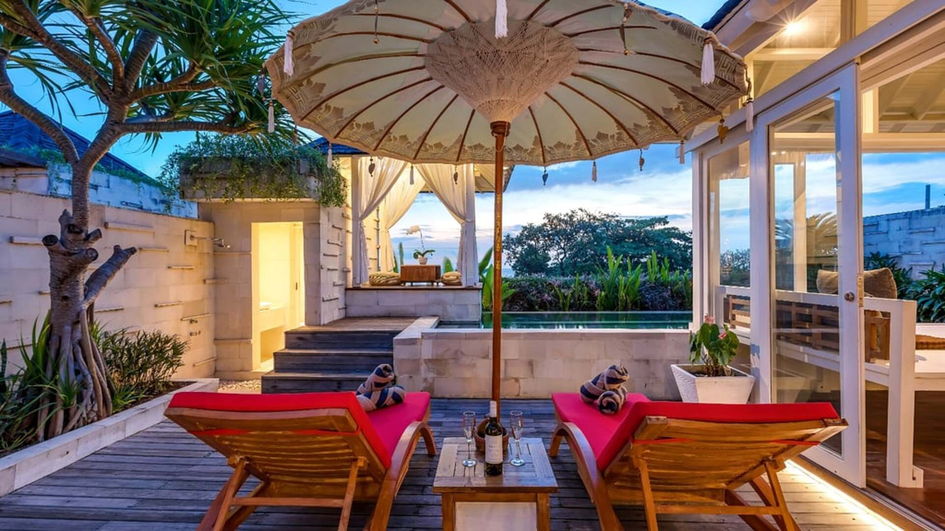 5 Star The Chand’s One – Sunset Beachfront Retreat