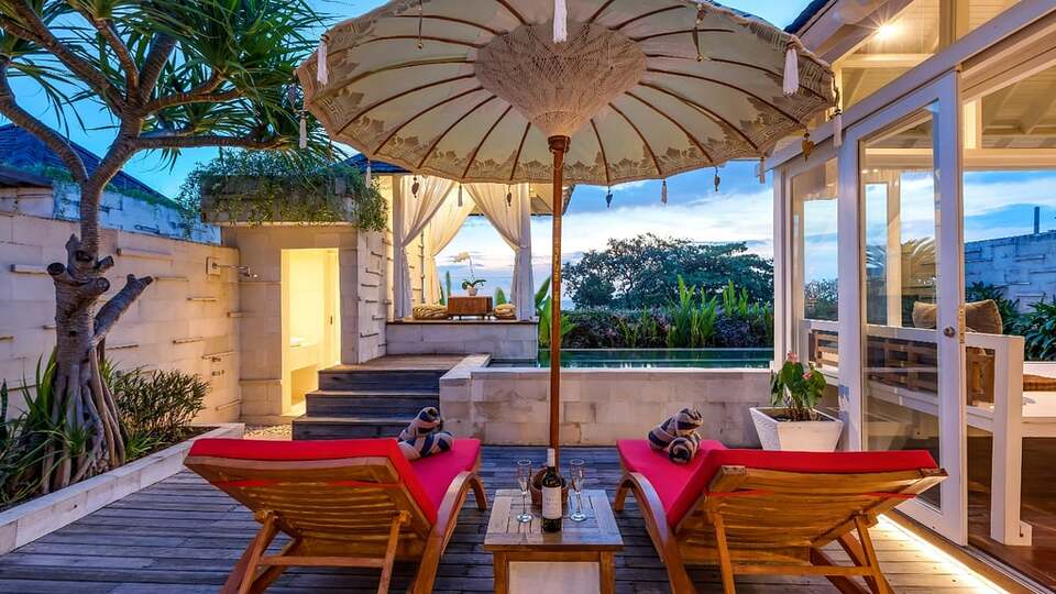 5 Star The Chand’s One – Sunset Beachfront Retreat