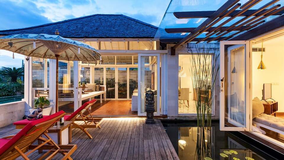 5 Star The Chand’s One – Sunset Beachfront Retreat