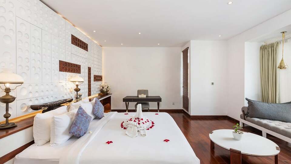 5 Star The Chand’s One – Sunset Beachfront Retreat