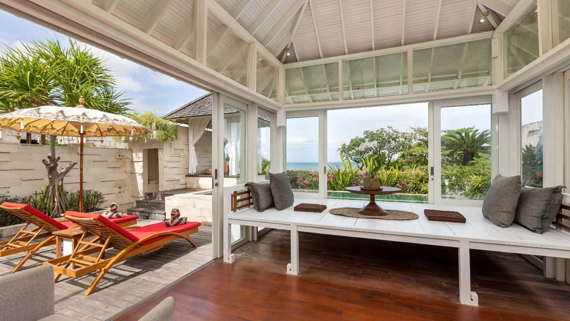 5 Star The Chand’s One – Sunset Beachfront Retreat
