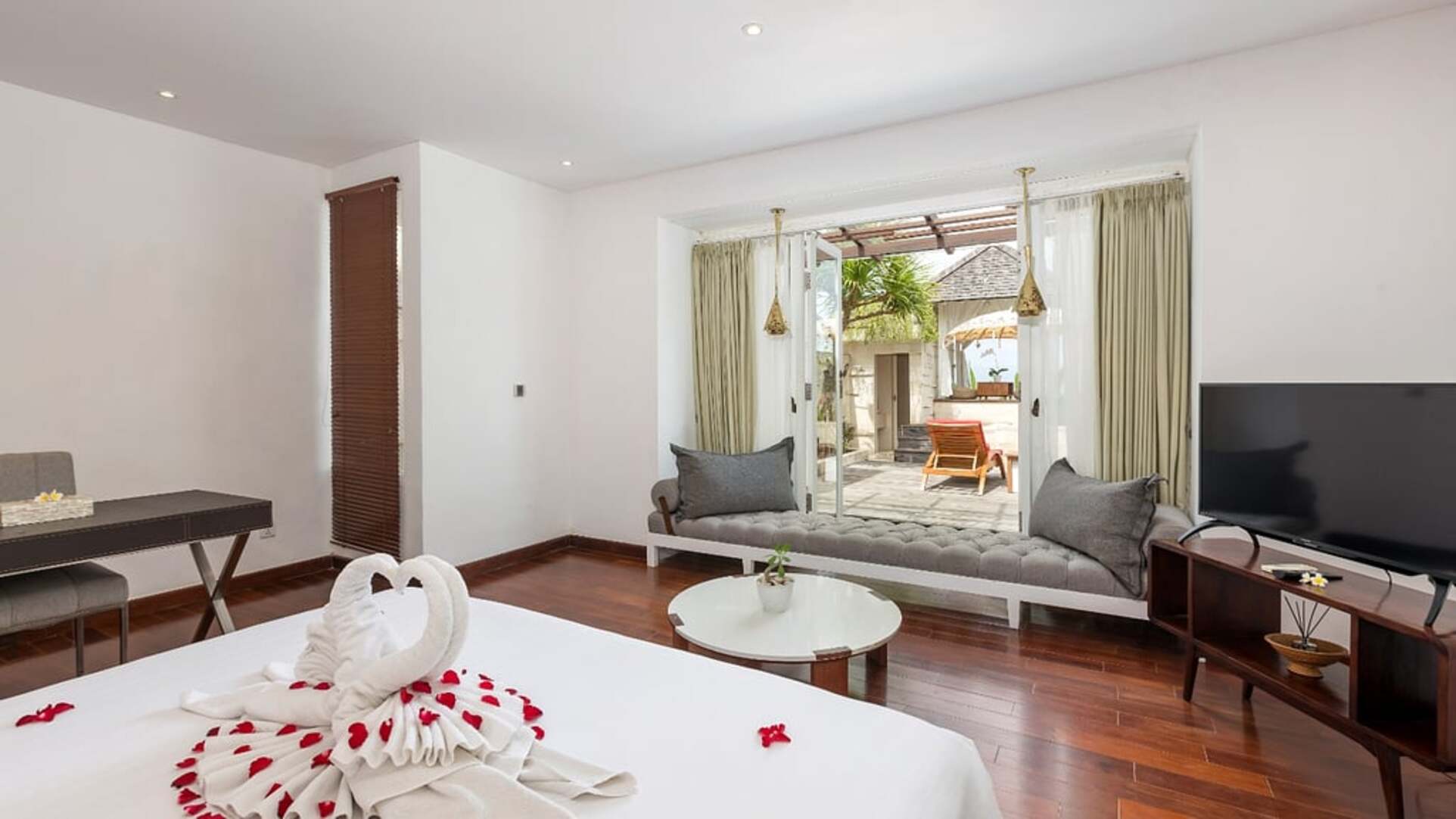 5 Star The Chand’s One – Sunset Beachfront Retreat