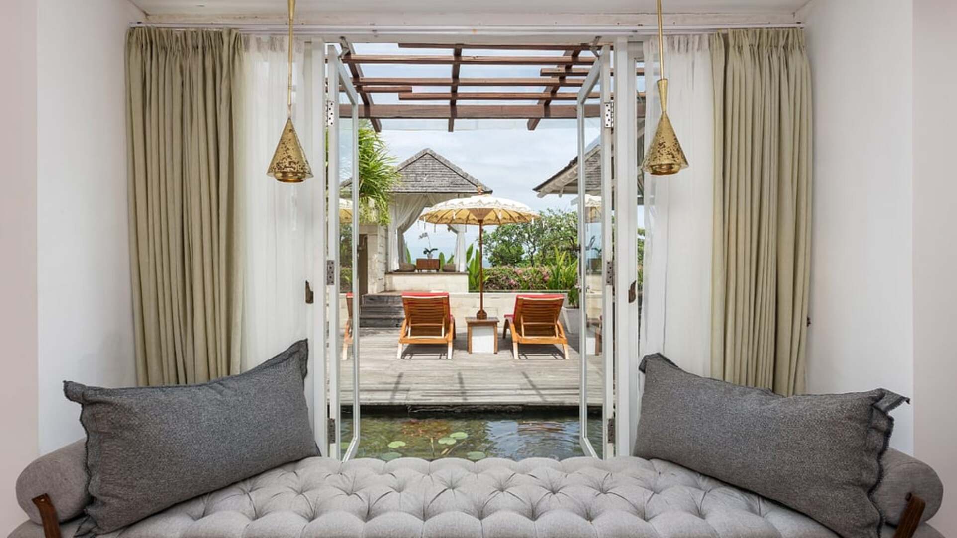 5 Star The Chand’s One – Sunset Beachfront Retreat