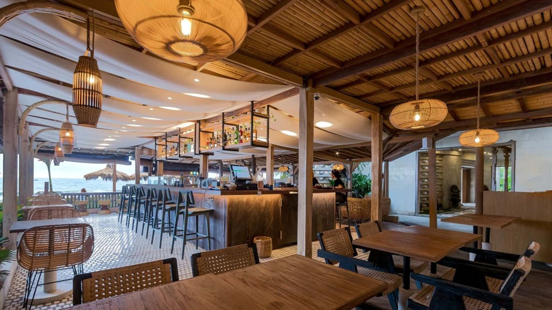 5 Star The Chand’s One – Sunset Beachfront Retreat