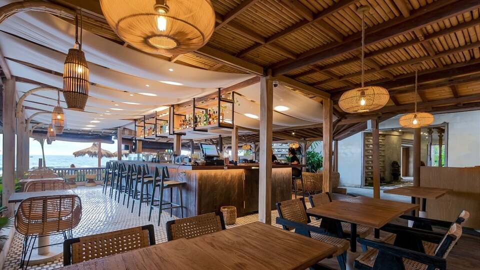 5 Star The Chand’s One – Sunset Beachfront Retreat