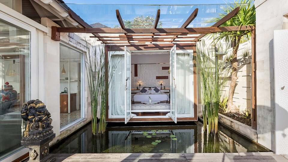 5 Star The Chand’s One – Sunset Beachfront Retreat