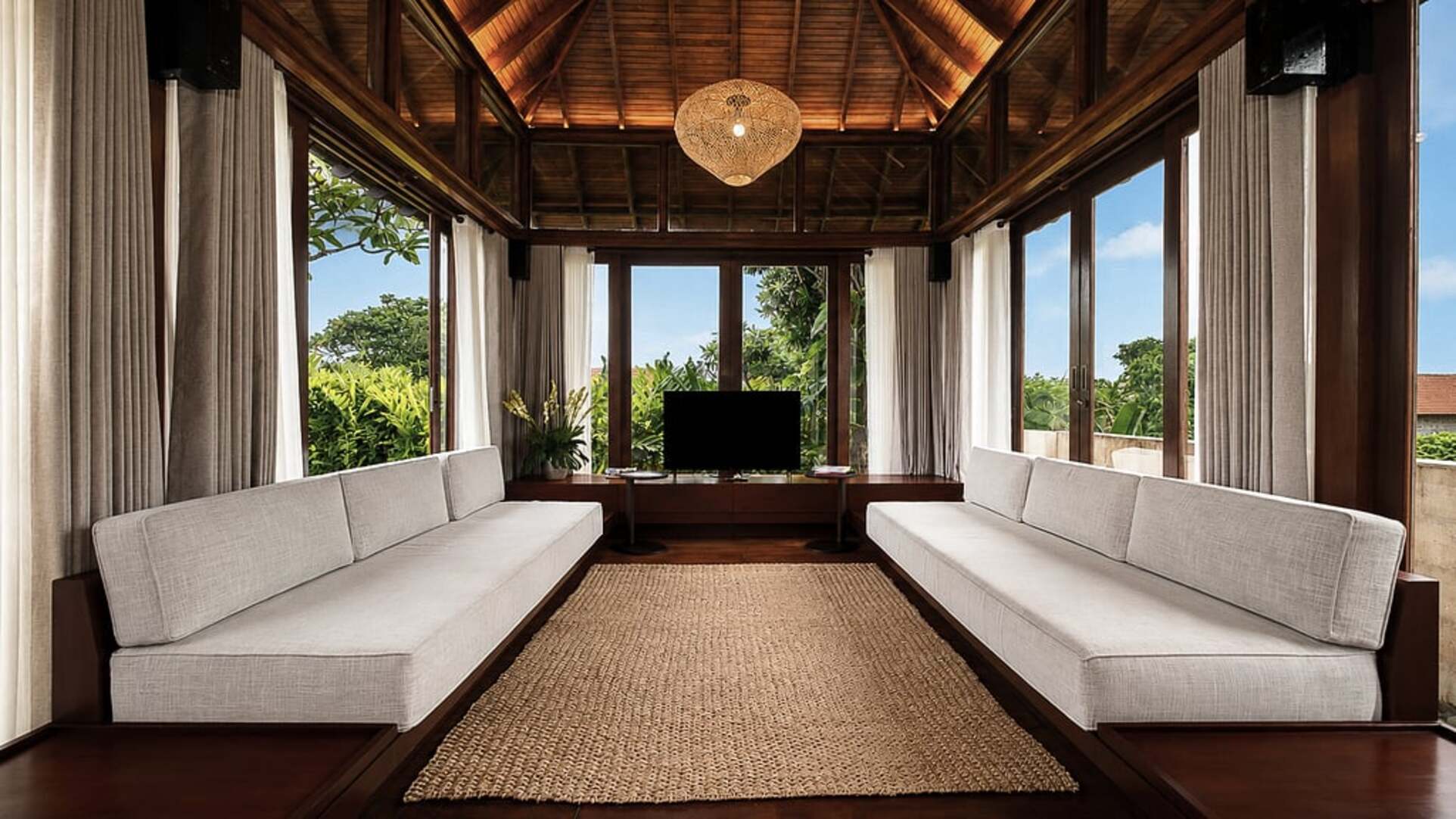 5 Star The Chand’s Two – Tropical Beachfront Escape