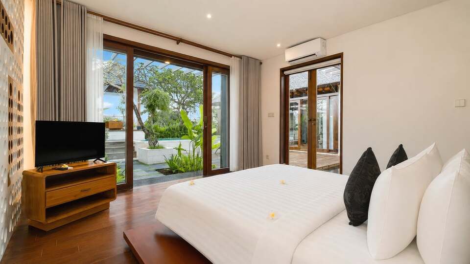 5 Star The Chand’s Two – Tropical Beachfront Escape