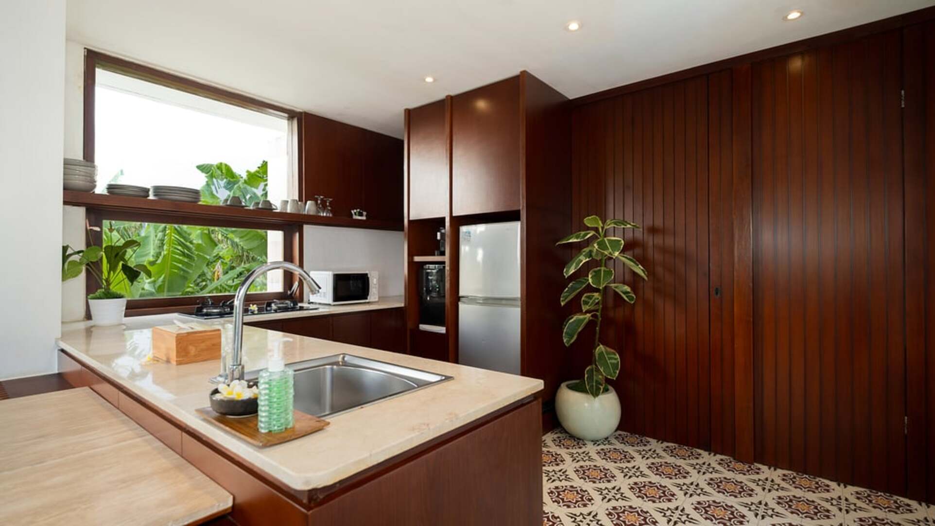 5 Star The Chand’s Two – Tropical Beachfront Escape
