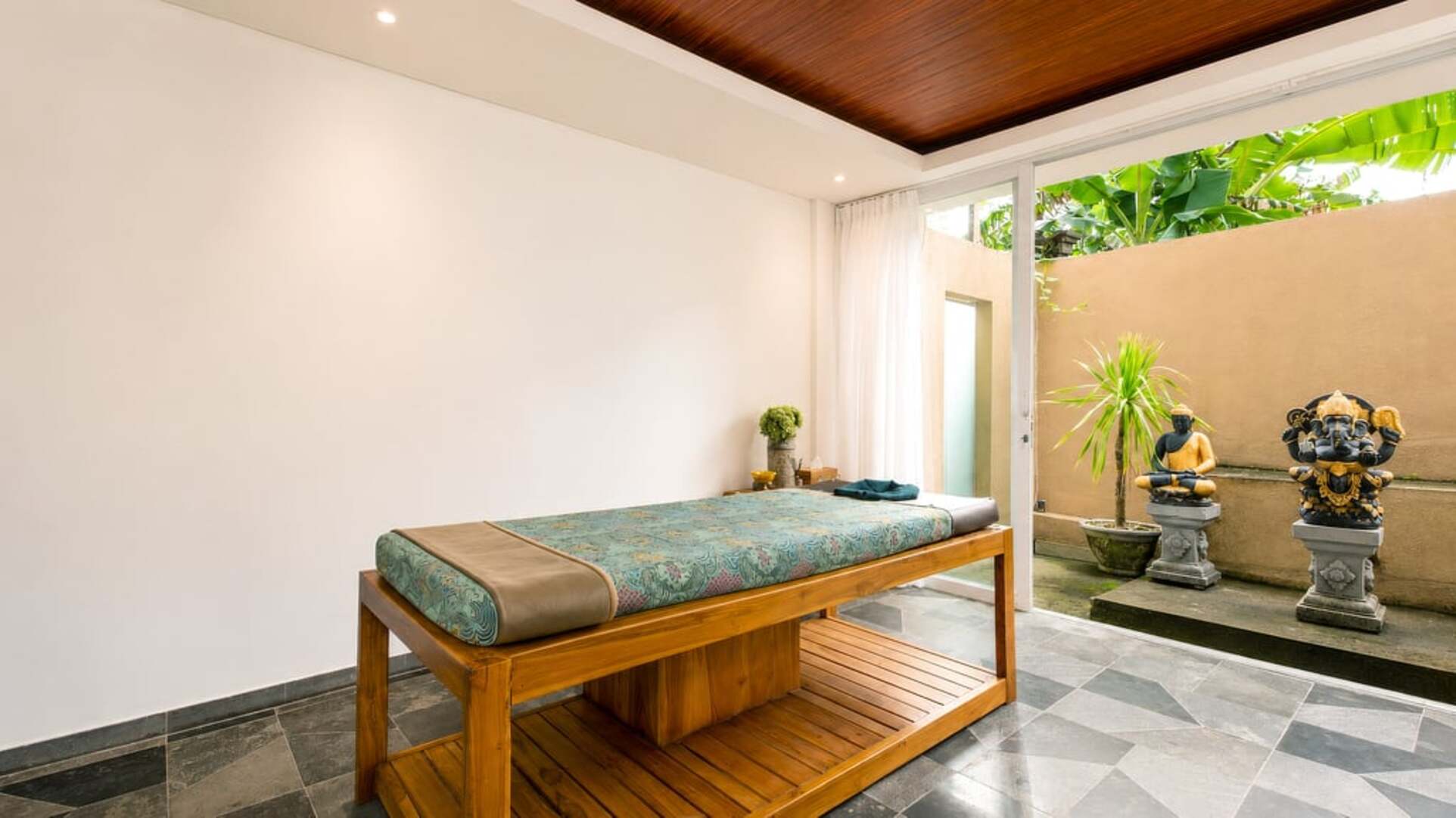 5 Star The Chand’s Two – Beachfront Serenity Escape