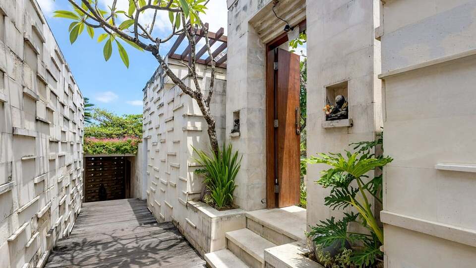 5 Star The Chand’s Two – Beachfront Serenity Escape