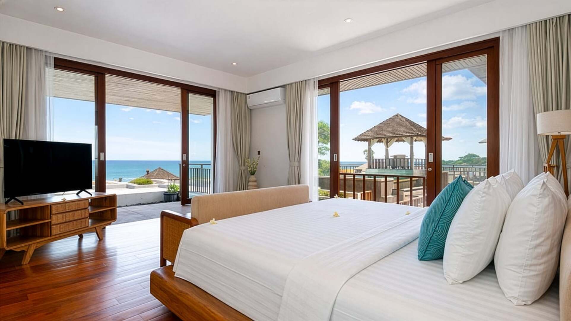 5 Star The Chand’s Three – Elevated Beachfront Escape