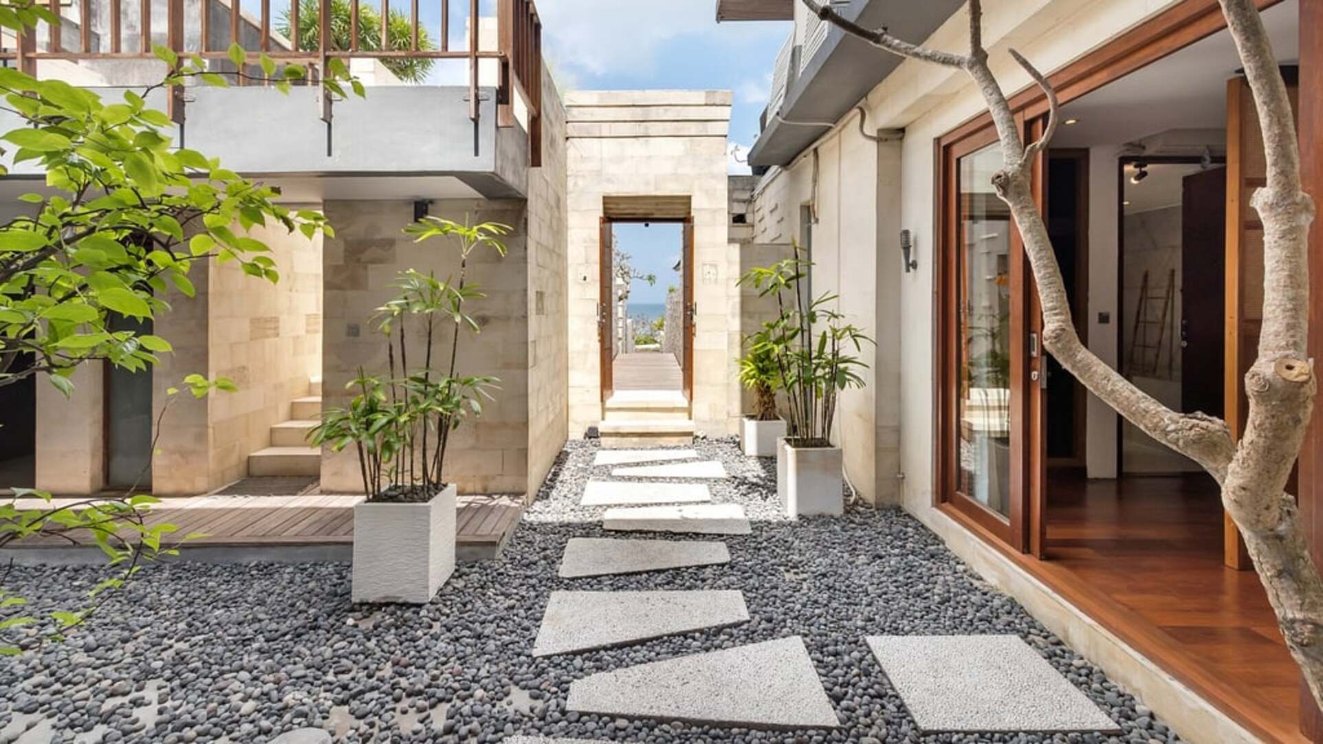 5 Star The Chand’s Three – Elevated Beachfront Escape