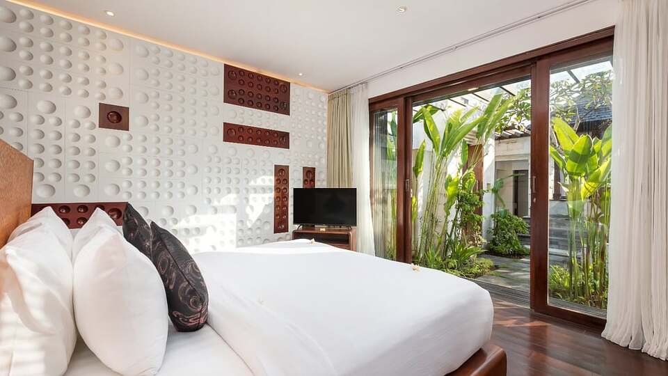 5 Star The Chand’s Two – Tropical Beachfront Haven