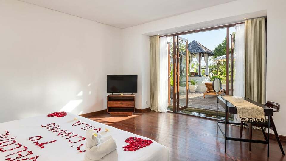 5 Star The Chand’s Two – Tropical Beachfront Haven