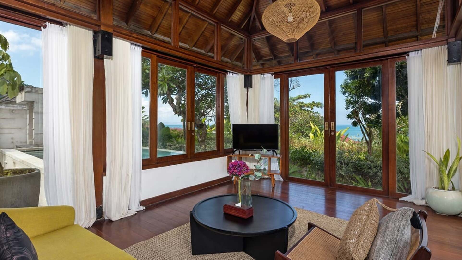5 Star The Chand’s Two – Tropical Beachfront Haven