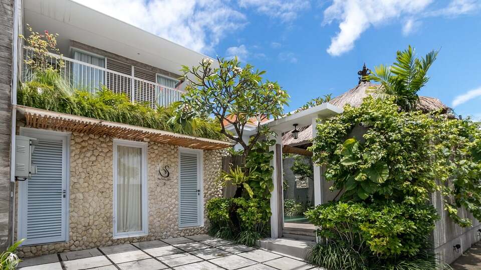 5 Star Swan Villa 2 – Petitenget Garden Retreat