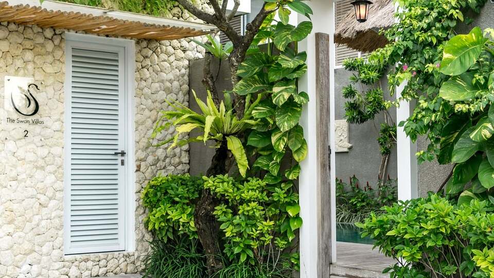 5 Star Swan Villa 2 – Petitenget Garden Retreat