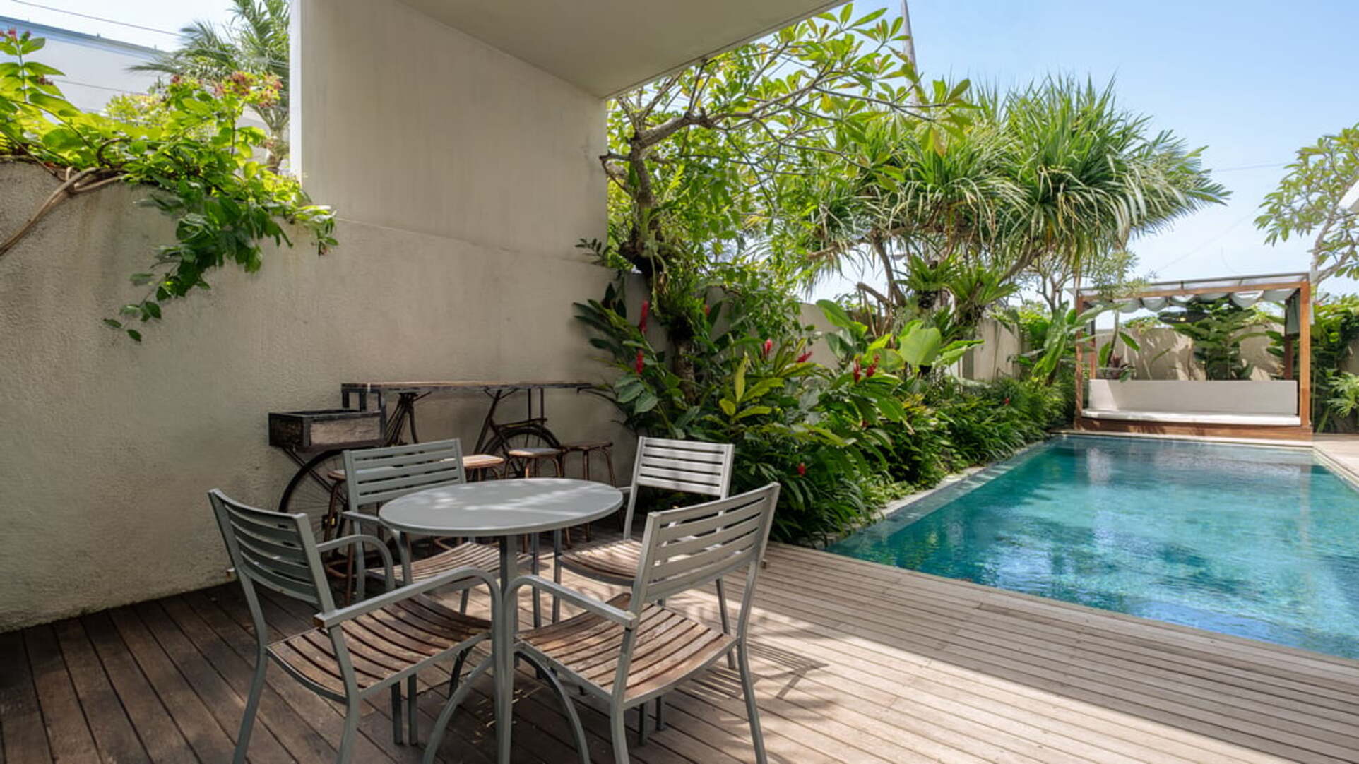 5 Star Swan Villa R – Boho Garden Escape