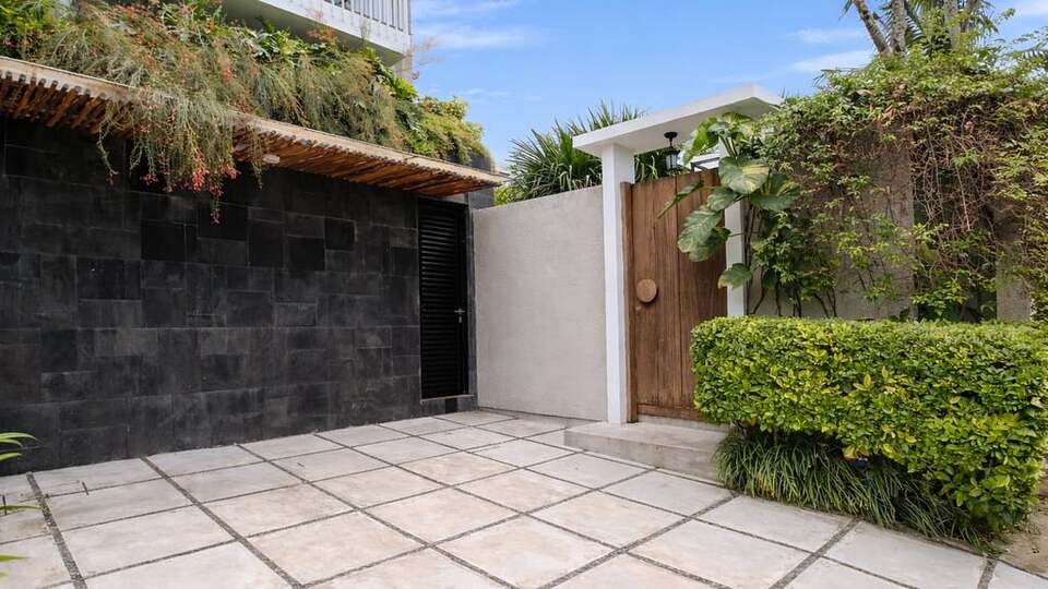 5 Star Swan Villa R – Boho Garden Escape