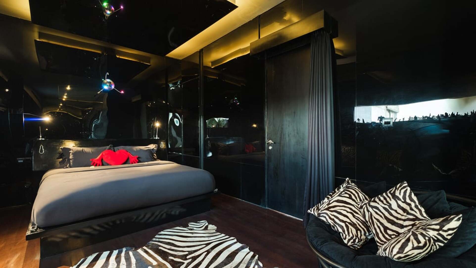 5 Star NicoNico Mansion – Eclectic Seminyak Mansion
