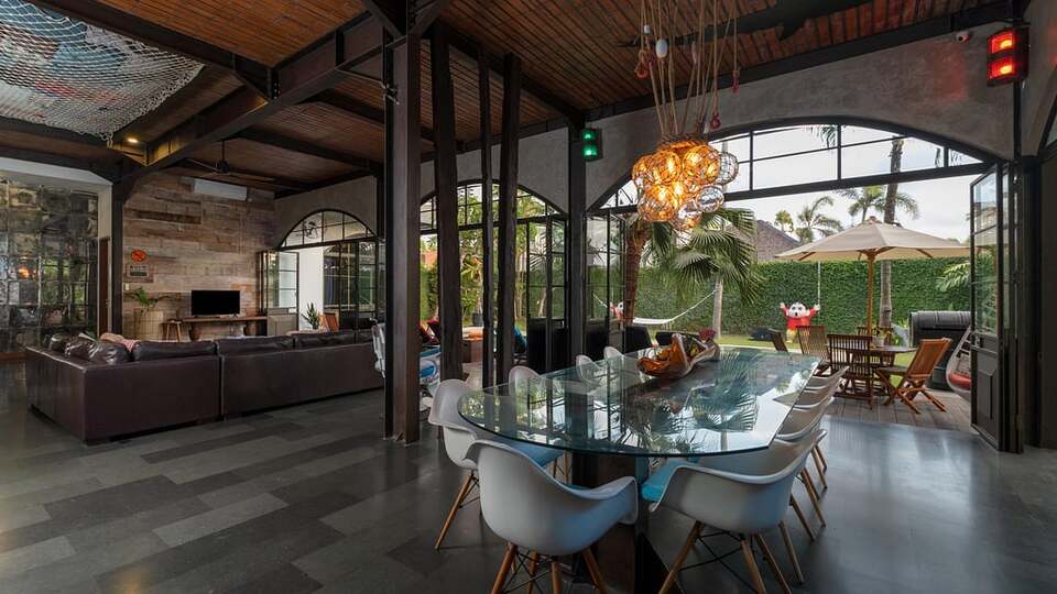 5 Star NicoNico Mansion – Eclectic Seminyak Mansion