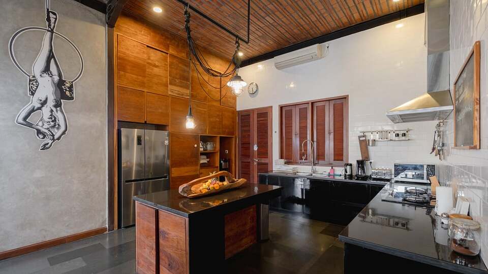 5 Star NicoNico Mansion – Eclectic Seminyak Mansion