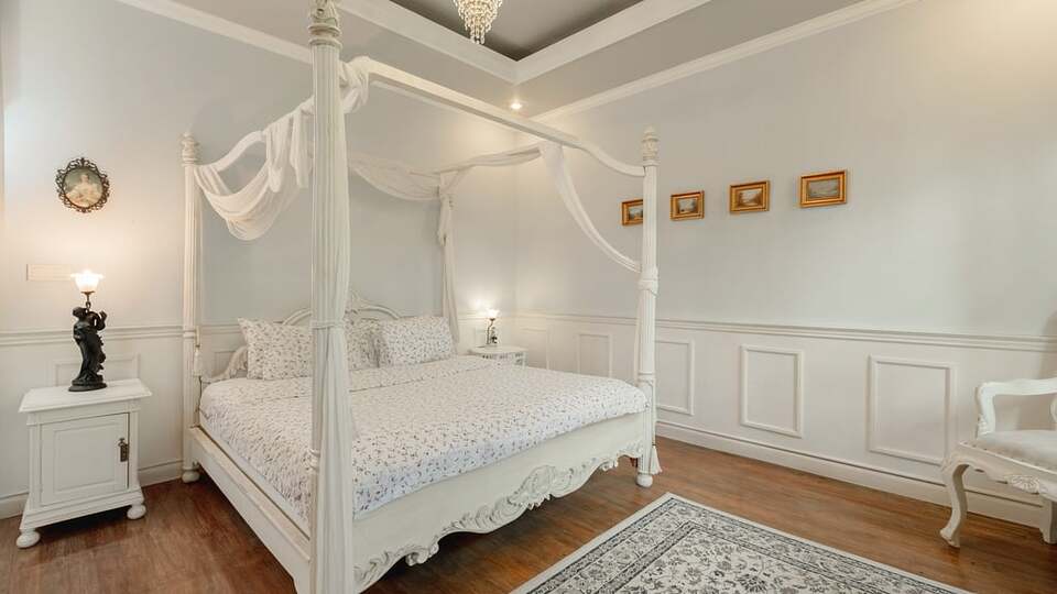 5 Star NicoNico Mansion – Eclectic Seminyak Mansion