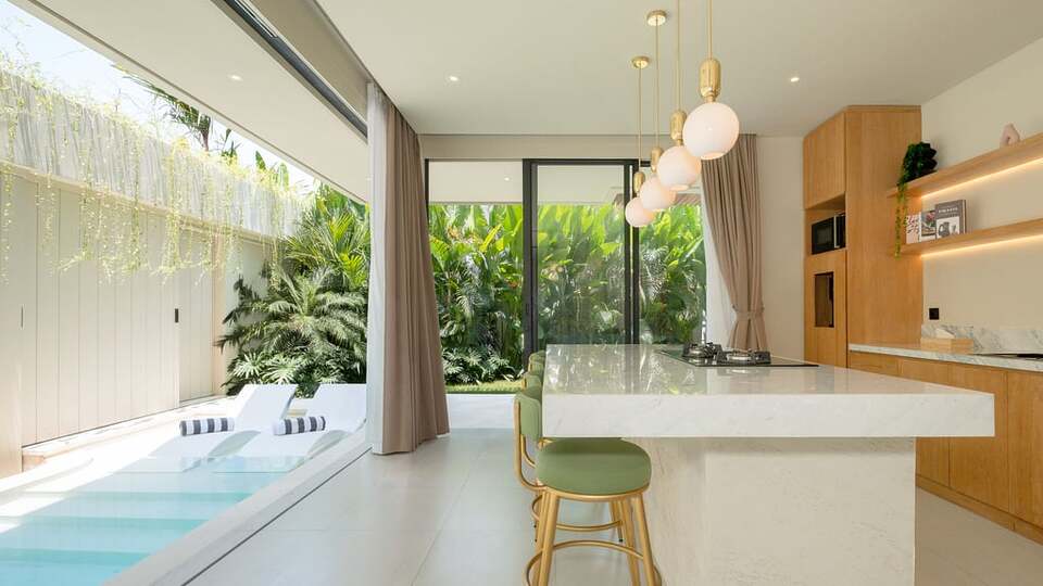 5 Star Loona Palm Seseh 1 - Contemporary Coastal Retreat