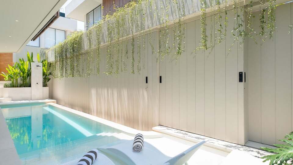 5 Star Loona Palm Seseh 1 - Contemporary Coastal Retreat