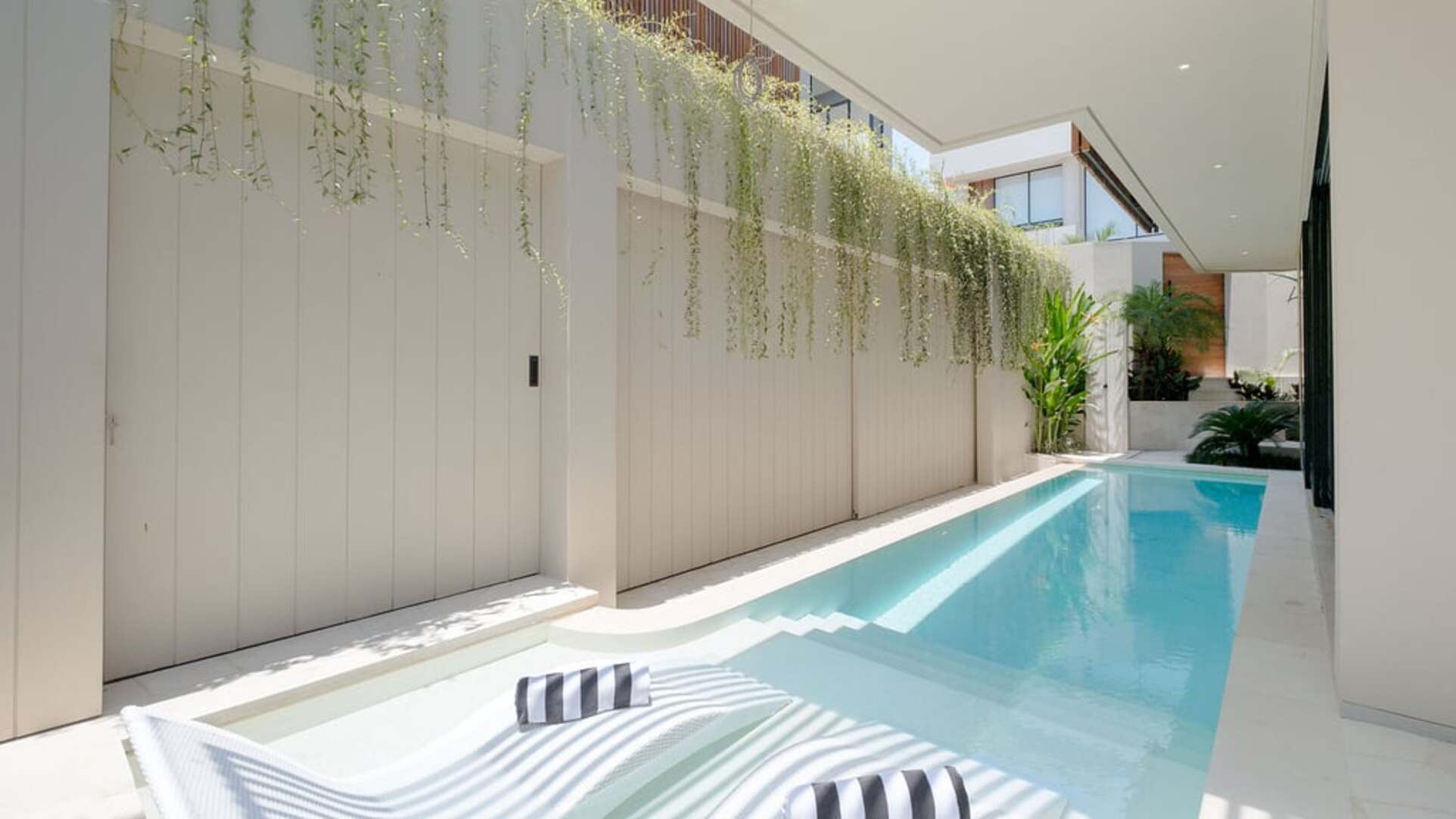 5 Star Loona Palm Seseh 2 - Modern Coastal Escape