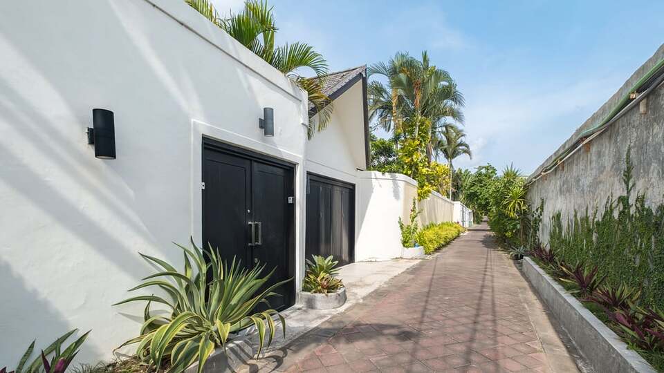5 Star Villa Merta Sari 8 - Seminyak Serenity