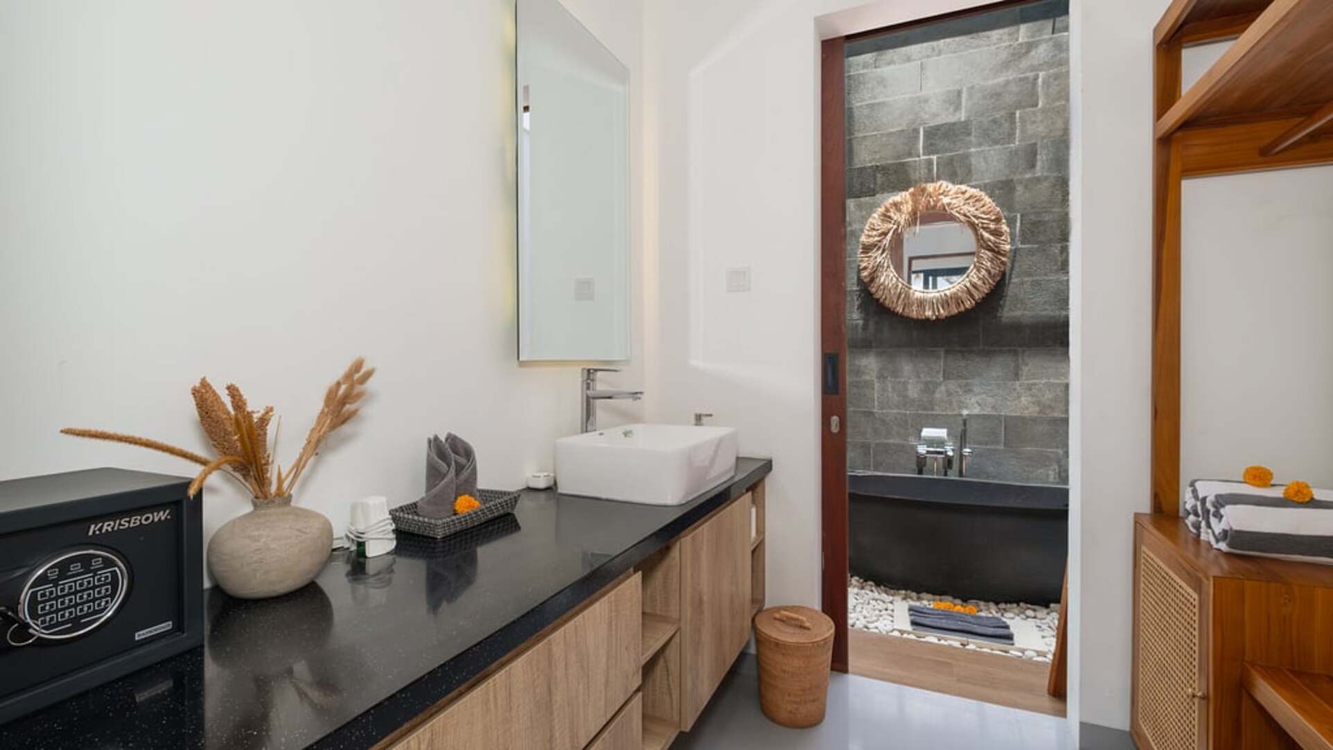 5 Star Villa Cansavina - Modern Seminyak Serenity