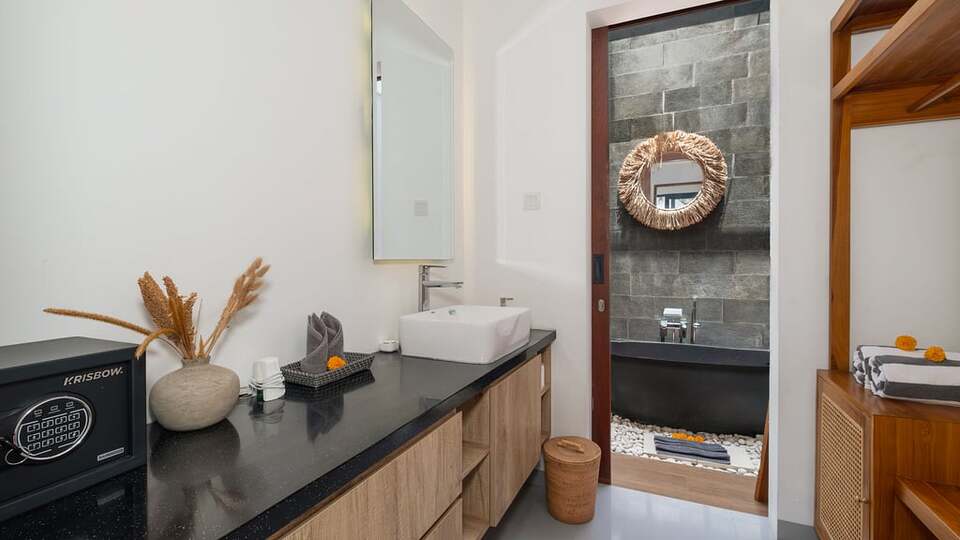 5 Star Villa Cansavina - Modern Seminyak Serenity