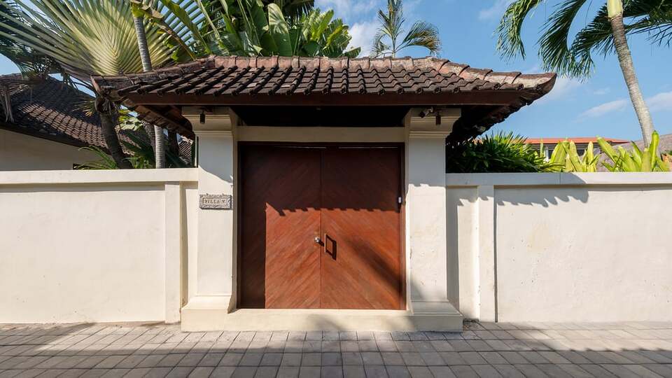 5 Star Villa V Seminyak - Balinese Tropical Charm