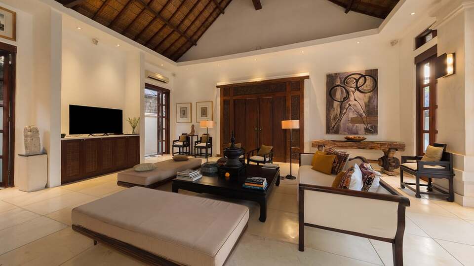 5 Star Villa V Seminyak - Balinese Tropical Charm