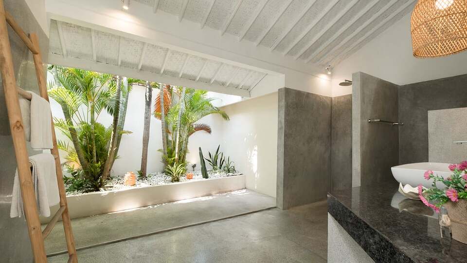 5 Star Villa Mas 3 Seminyak – Chic Tropical Escape