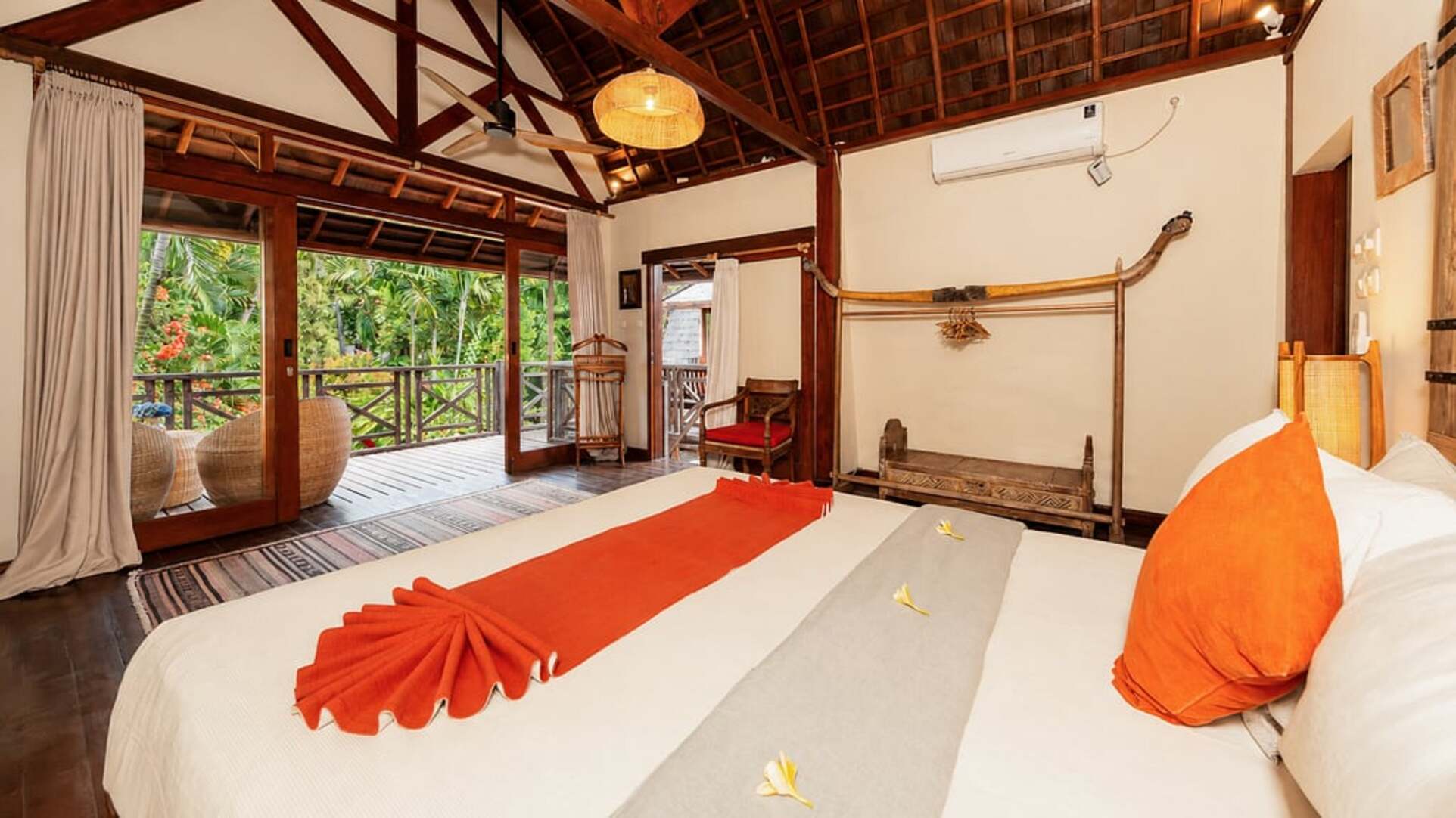 5 Star Villa Hangat – Tropical Balinese Sanctuary