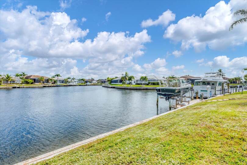 Canal (boat lift is not for guest use)