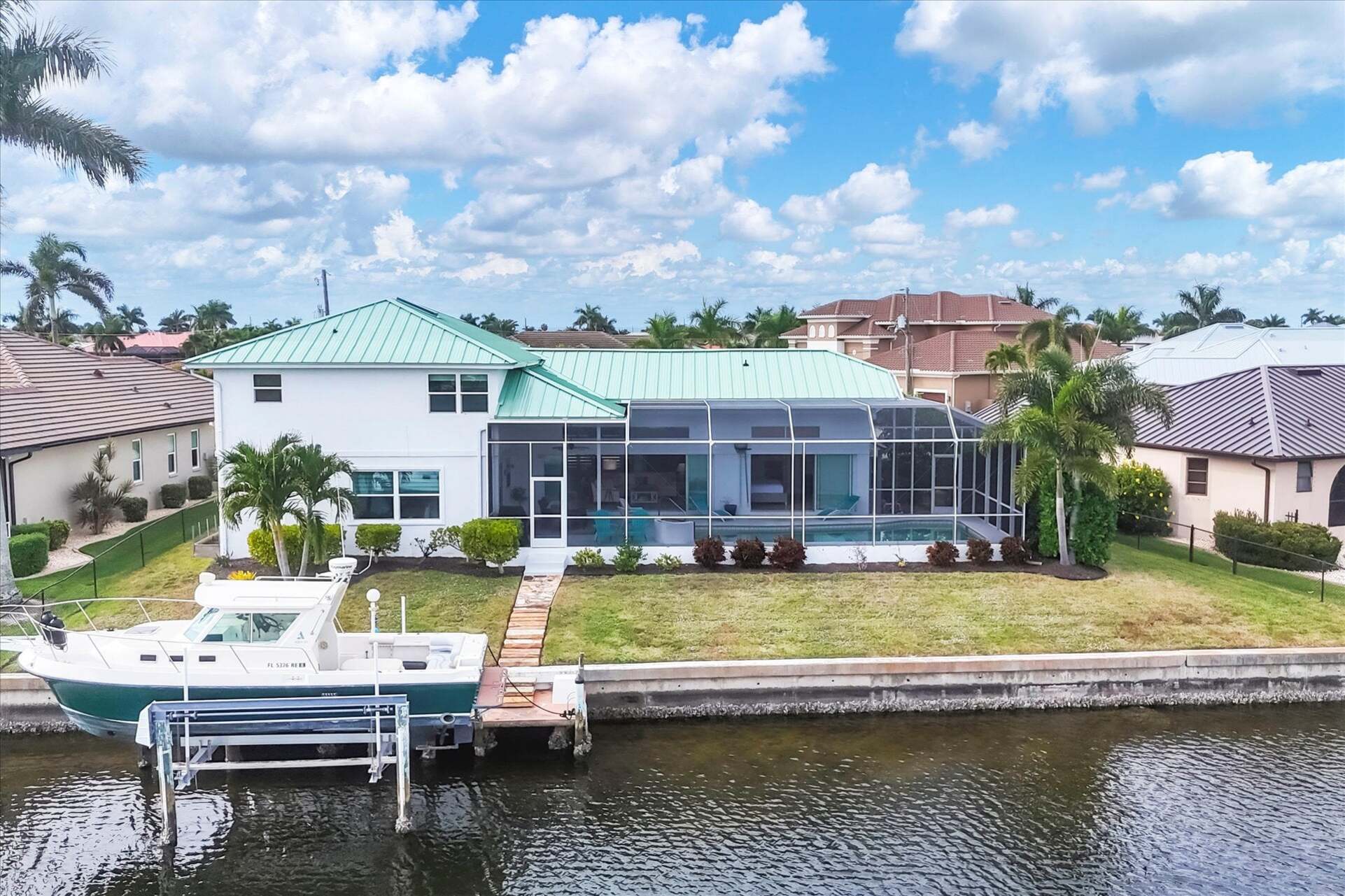 Beautiful, spacious, waterfront home with private pool in Punta Gorda (Boat lift not for guest use)